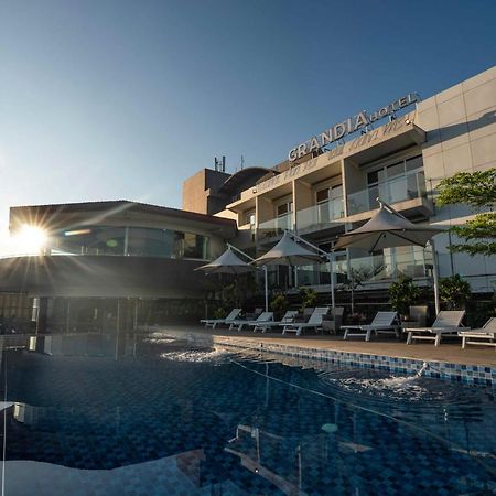 בנדונג Grandia Hotel מראה חיצוני תמונה