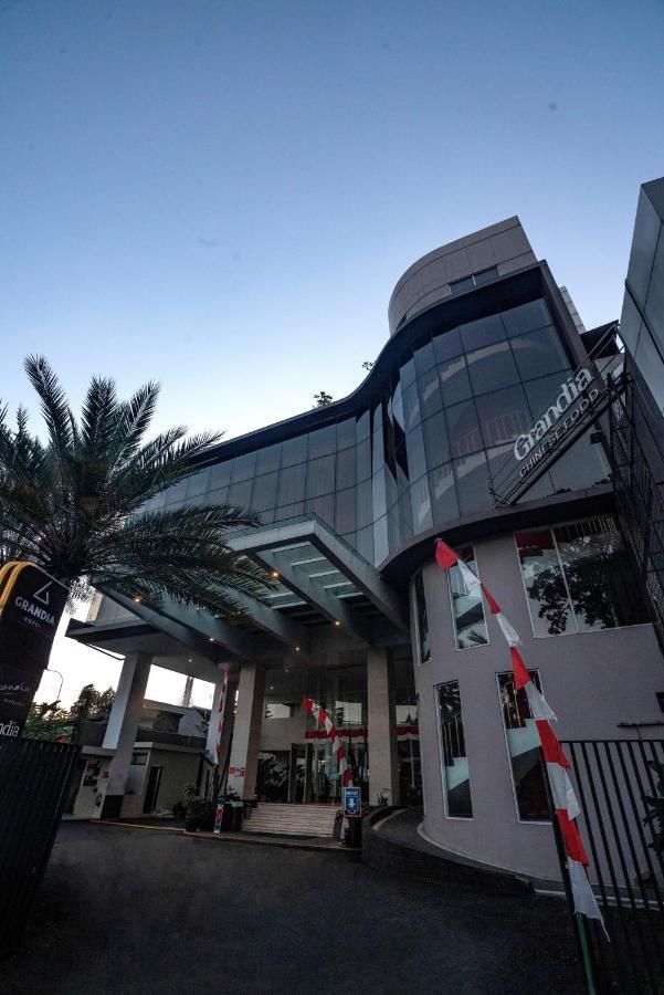 בנדונג Grandia Hotel מראה חיצוני תמונה