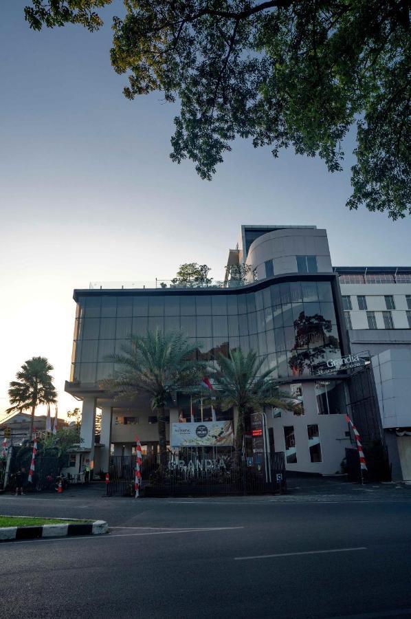 בנדונג Grandia Hotel מראה חיצוני תמונה